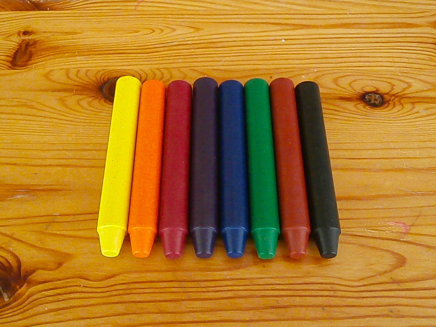 Filana - 8 Stick Crayons with Brown & Black